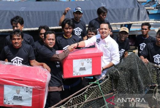 Sukarelawan Gardu Ganjar Beri Bantuan Boks Ikan ke Nelayan di Tangerang - GenPI.co BANTEN
