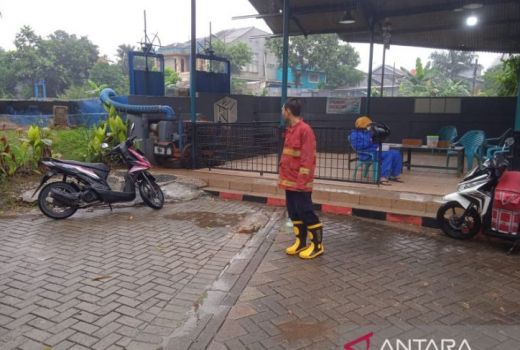 Kota Tangerang Diguyur Hujan Sejak Pagi, Petugas BPBD Siaga - GenPI.co BANTEN