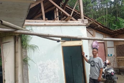 Kena Pergerakan Tanah, Warga Lebak Robohkan Sendiri Rumahnya - GenPI.co BANTEN