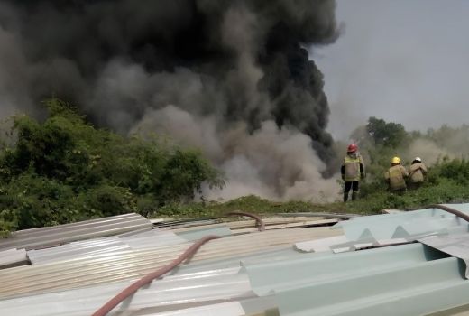 Api Lahap Gudang Penyimpanan Limbah Fiber di Tangerang - GenPI.co BANTEN