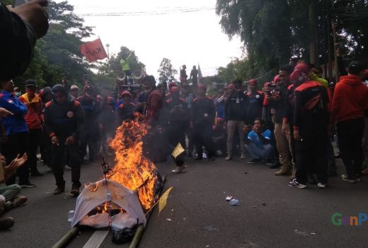 Tuntutan Belum Dipenuhi Gubernur WH, Buruh Kembali Turun ke Jalan - GenPI.co BANTEN