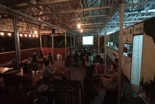Ngopi Sambil Diskusi di Saung Pojok Jawara, Murahnya Kebangetan - GenPI.co BANTEN