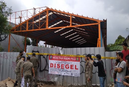 Satpol-PP Tangsel Segel Bangunan Tak Berizin, Suherman: Sesuai UU - GenPI.co BANTEN