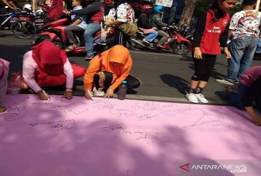 Aksi Potong Rambut Dukung Gibran Rakabuming Maju Pilkada Solo - GenPI.co