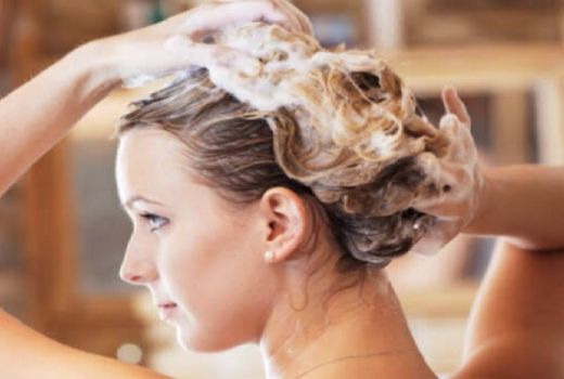 Ladies, Keramas Jadi Kunci Atasi Rambut Lepek - GenPI.co