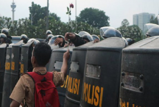Pelajar Berikan Setangkai Bunga ke Polisi - GenPI.co