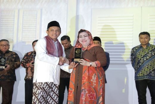 Hendi Dianugerahi Best Leader Supporting PR and Communications - GenPI.co
