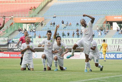 Selebrasi Lucu Pilar Persebaya saat Da Silva Jebol Bhayangkara FC - GenPI.co