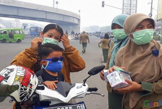 Pekanbaru Dikepung Asap, Ribuan Masker Dibagikan Gratis - GenPI.co