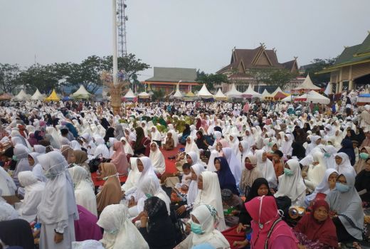 Warga Khusyuk Panjatkan Doa Minta Hujan di Gema Muharram CoE Riau - GenPI.co