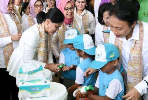 Di Surakarta, Iriana Jokowi Jadi Guru PAUD Sehari - GenPI.co