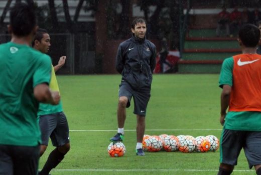 Indonesia vs Thailand: McMenemy Bapuk, Nama Luis Milla Menggema - GenPI.co