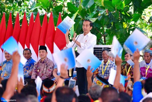 Jokowi Bagikan Tanah Objek Reforma Agraria Pertama di Kalimantan - GenPI.co