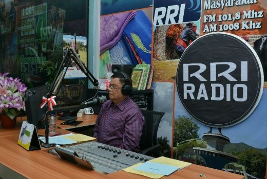 Kece! Ini Gaya Keren Wakil Gubernur Gorontalo jadi Penyiar Radio - GenPI.co