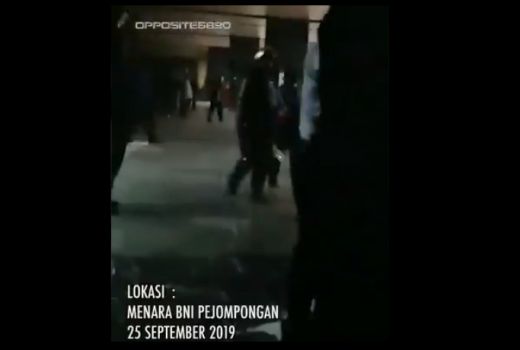 Video Polisi Serbu Ambulans, Tim Medis Diludahi, Pasien Diinjak - GenPI.co