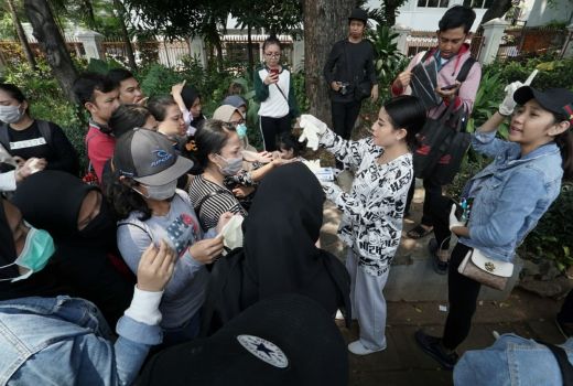 Aksi Bersih-Bersih Sekitar DPR, Awkarin Ogah Diliput Wartawan - GenPI.co