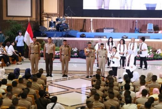 Tanya Bahaya Narkoba, Iriana Jokowi Bagi-bagi Laptop ke Taruna - GenPI.co