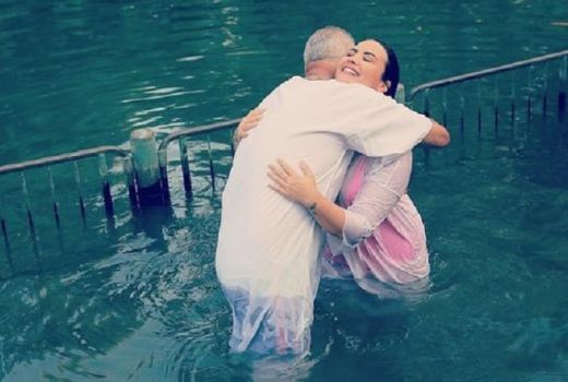 Demi Lovato Dibaptis di Sungai yang Sama dengan Pembaptisan Yesus - GenPI.co