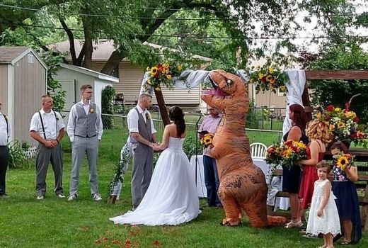 Anti-Dresscode, Pendamping Pengantin Ini Pilih Kostum Dinosaurus - GenPI.co