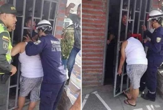 Kepoin Tetangga, Auto Diazab, Kepala Emak Ini Nyangkut di Pintu - GenPI.co