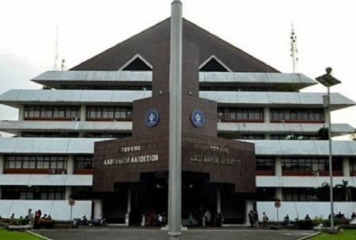 Dosen IPB Simpan Puluhan Bom Molotov di Rumahnya - GenPI.co