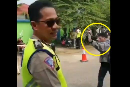 Pria Kesurupan Ditilang Polisi, Netter: Pemanasan Bikin Candi? - GenPI.co