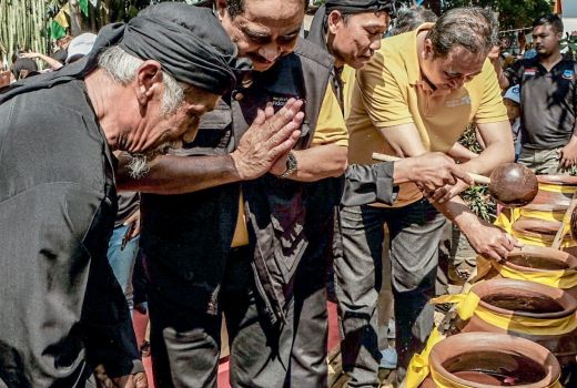 Di Desa Adat Pulo, Menpar Arief dan Rombongan Alami Hal Mistis - GenPI.co