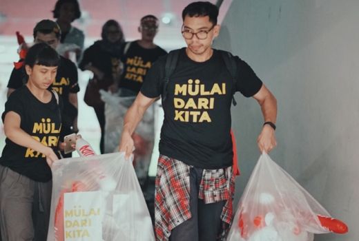 Usai Ricuh Suporter Timnas, Para Pemuda Ini Pungut Sampah di GBK - GenPI.co