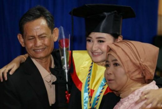 Ngamen Demi Kuliah, Sempat Terciduk Satpol PP, Lulus Cum Laude - GenPI.co