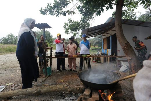 Muslim, Ubah Plastik Jadi Paving Blok Gegara Lihat Video YouTube - GenPI.co