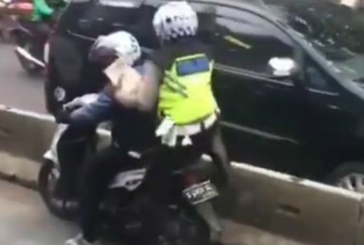 Ngakak, Ini Video Polisi Lari Manja Kejar Pemotor Langgar Lalin - GenPI.co