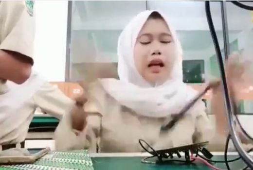 Auto Teriak! Sibuk Selfie, Pelajar Tak Sadar Samber Solder Panas - GenPI.co