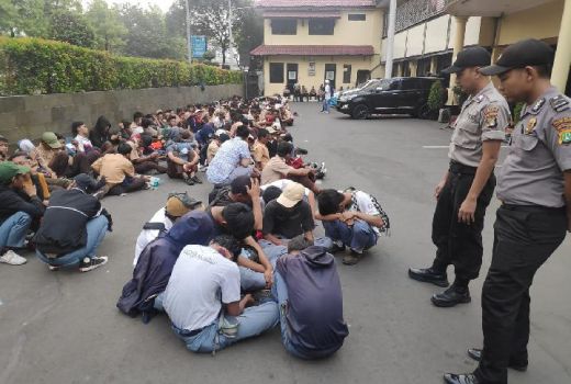 Polisi Temukan Celurit di Tas Pelajar Depok yang Hendak Demo - GenPI.co