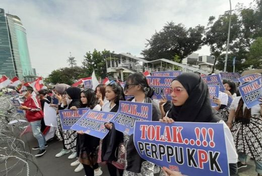 Pakai Topeng Badut, Massa Tolak Perppu KPK - GenPI.co