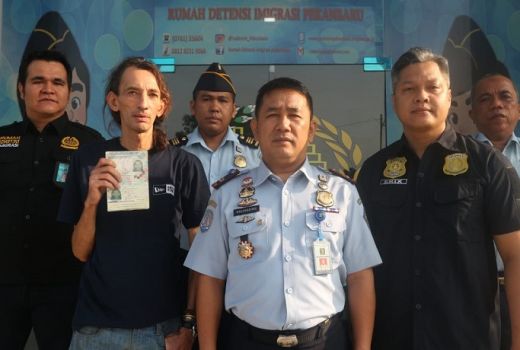 Modus Turis Asing Kehabisan Duit Lalu Dideportasi - GenPI.co