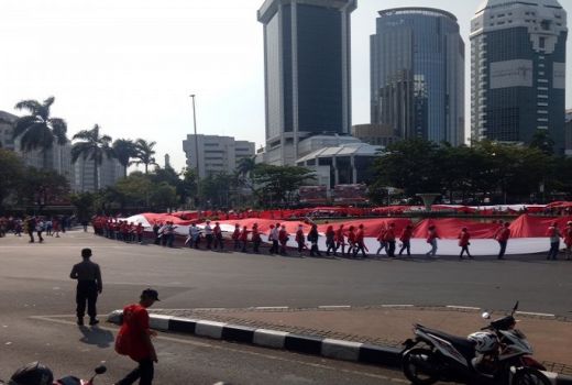 Relawan Jokowi-Ma'ruf Amin Bentangkan Bendera Raksasa di Monas - GenPI.co