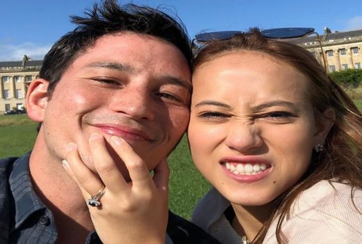 Gaya Romantis Mike Lewis Lamar Pacarnya di Eropa - GenPI.co