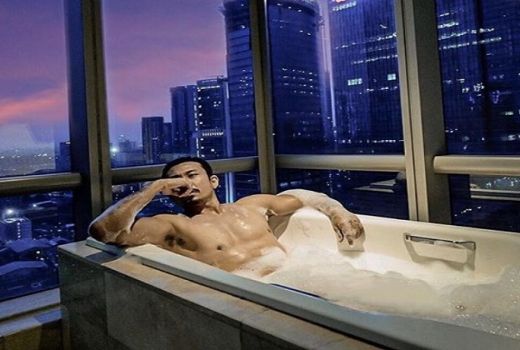 Denny Sumargo Pamer Dadanya, Bikin Cewek Kelepek-kelepek - GenPI.co