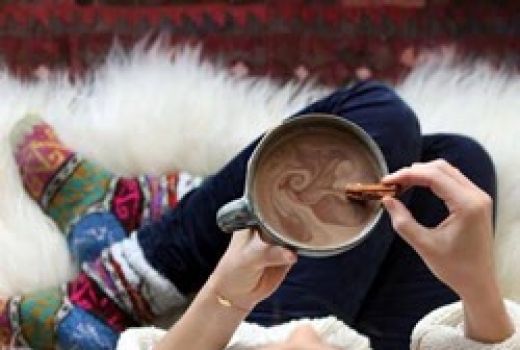 Secangkir Cokelat Panas Awali Hari Penuh Rutinitas - GenPI.co
