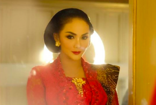 Krisdayanti Tampil Cantik dengan Kebaya Saat Pelantikan di DPR - GenPI.co