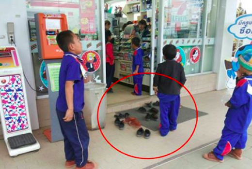 Bikin Terenyuh Murid SD ini Lepas Sepatu Saat Masuk Minimarket - GenPI.co