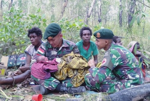 Haru, Anggota TNI Papua Bantu Persalinan Ibu di Tengah Hutan - GenPI.co