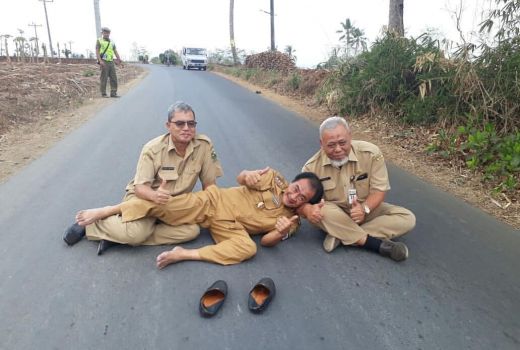 Viral Bupati Banjarnegara Tiduran di Jalan, Alasannya Amat Mulia - GenPI.co