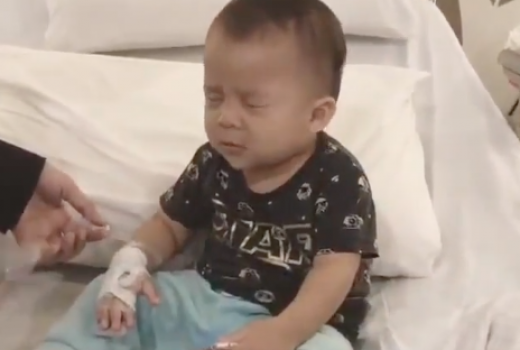 Video Lucu, Balita Ini Gagah Berani Hadapi Jarum Suntik, Kamu? - GenPI.co