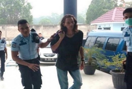 Petugas Imigrasi Pekanbaru Deportasi Turis Asal Inggris - GenPI.co