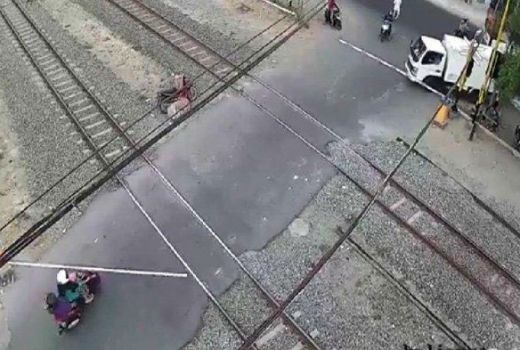 Viral, Menghalangi Emak-Emak, Palang Pintu Kereta Habis Dihajar - GenPI.co