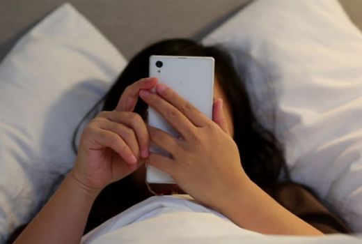 Jangan Biasakan Buka Ponsel  Saat Bangun Tidur! Ini Alasannya - GenPI.co