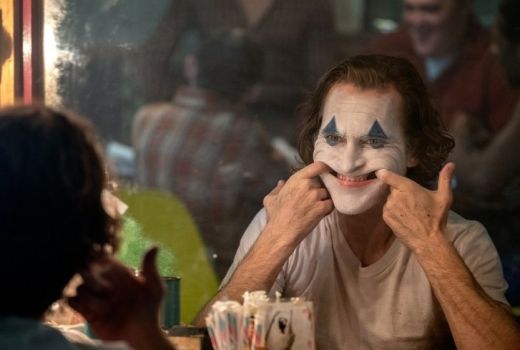 Totalitas Tanpa Batas, Demi Joker, Phoenix Belajar Make Up - GenPI.co
