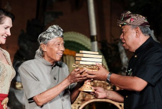 Pendongeng Bali Made Taro Dianugerahi Lifetime Achievement Award - GenPI.co