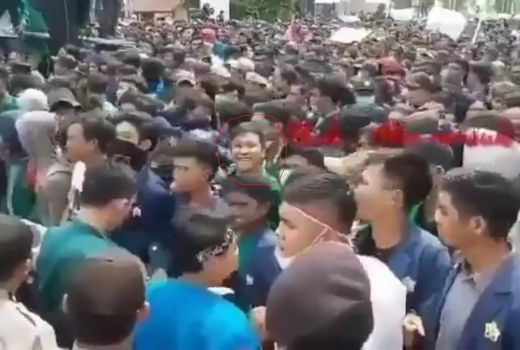 Lihat Kamera Saat Demo, Mahasiswa: Mak, Aku Masuk TV! - GenPI.co